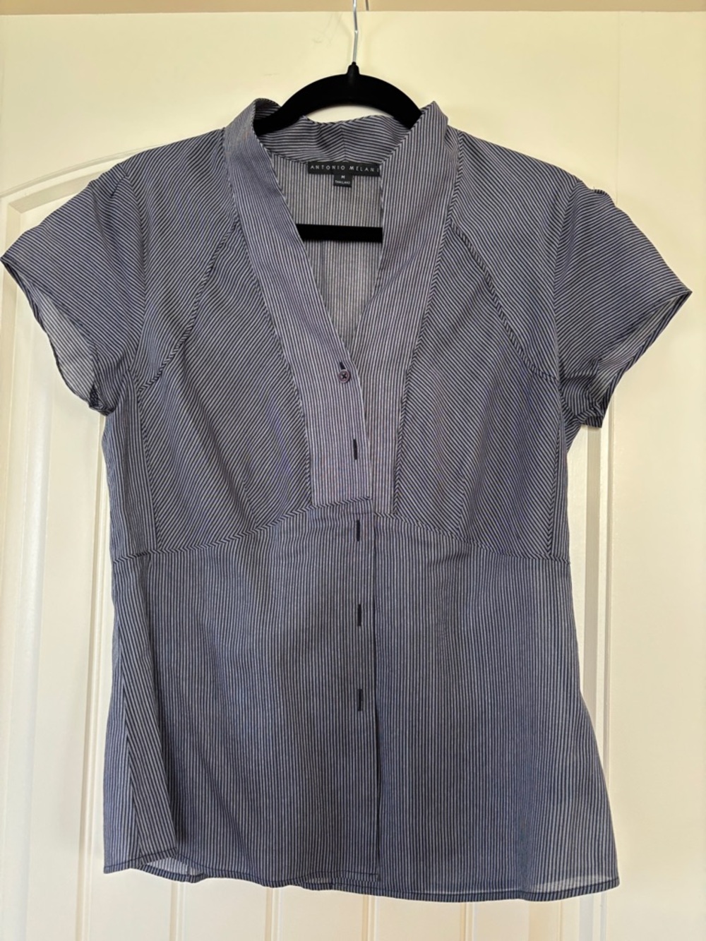 ANTONIO MELANI Black and White Pinstripe Short-Sleeve Blouse. Sz M